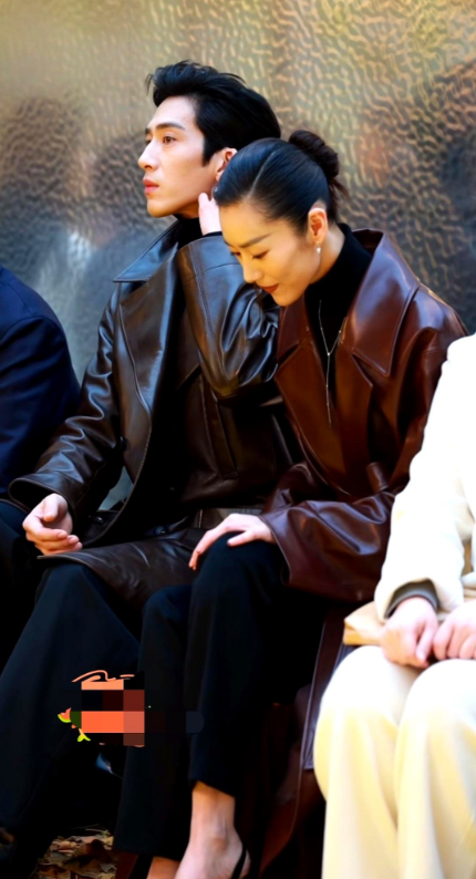 北京展子里，井柏然帮刘雯拎包，刘雯顺手挽他胳膊，被拍。六年，没官宣，也没散。