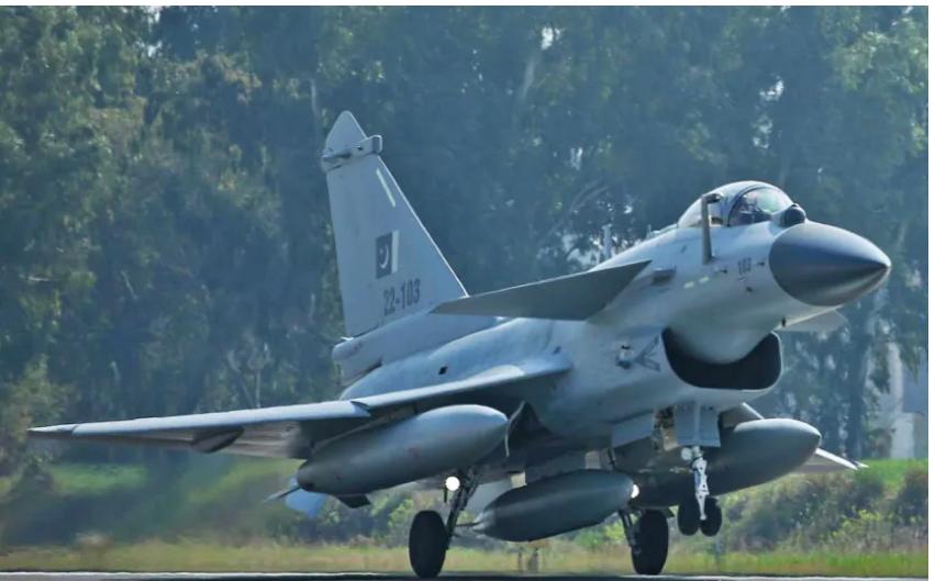 稳住局面比“送装备”更重要巴基斯坦给歼-10C挂上射程四百公里的远程空空导弹，