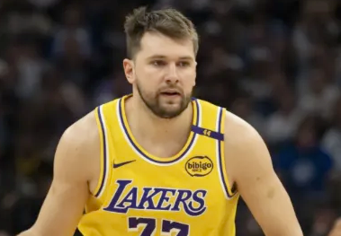 湖人官方今日公布了球队明天与雷霆比赛的伤病报告。其中后卫卢卡-东契奇因左腿筋拉