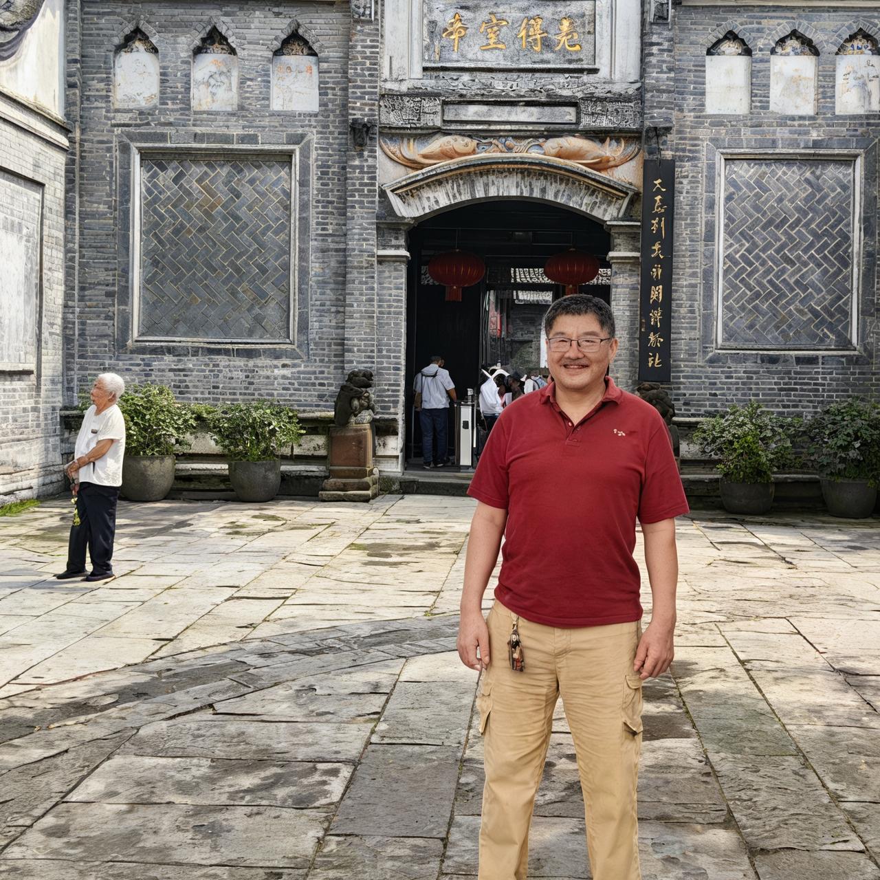 2010年，刘文彩孙子刘小飞，回到四川大邑县，站在刘氏庄园门口，一张罕见的留影，