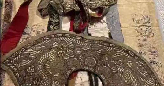 比利时男友家古董引争议:婚服成八国联军侵略罪证?