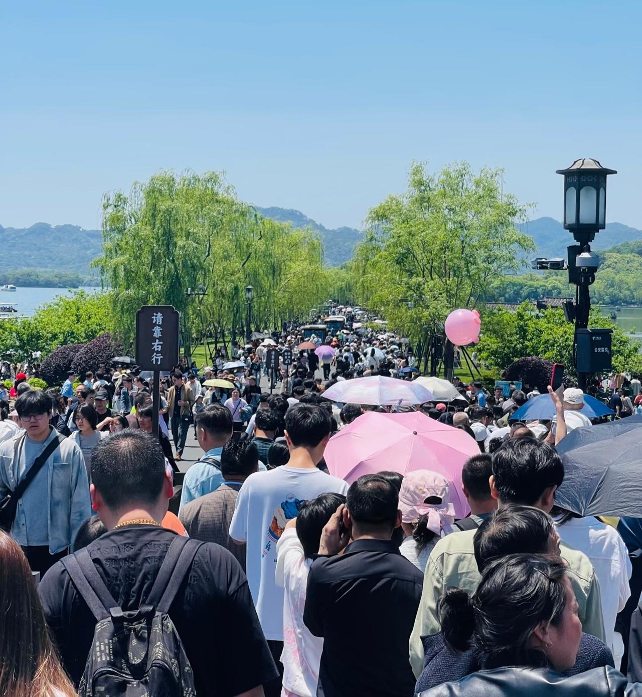 五一小长假的第一天，西湖果然是人人人从从从从众众众众。有人开玩笑说五一期间，