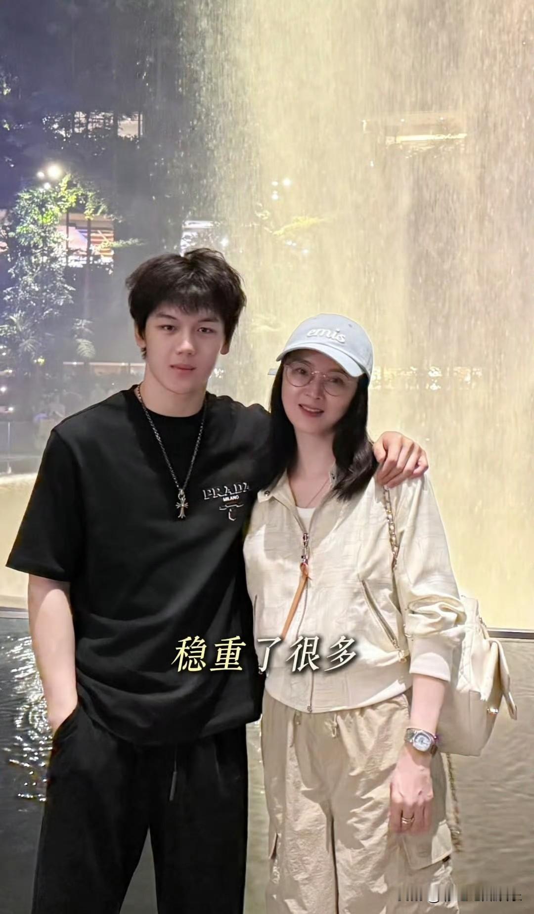 没想到王艳儿子都19岁了，王艳儿子球球近照太帅了，从大脸变成了精致的小脸，真的太