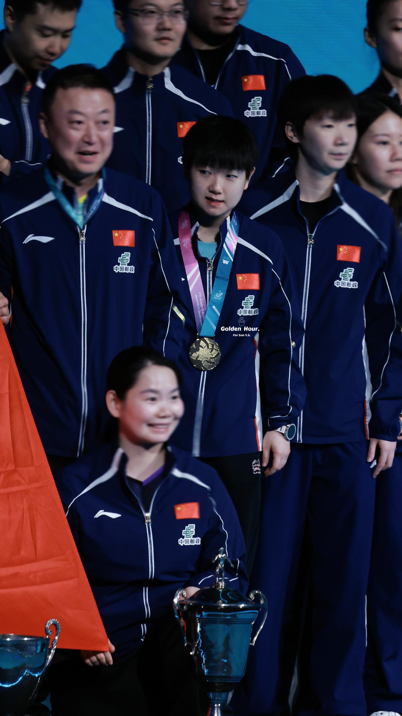 合照里的孙颖莎，自带“中心位”气场✨站在领奖台上的她，胸前挂着沉甸甸的金牌