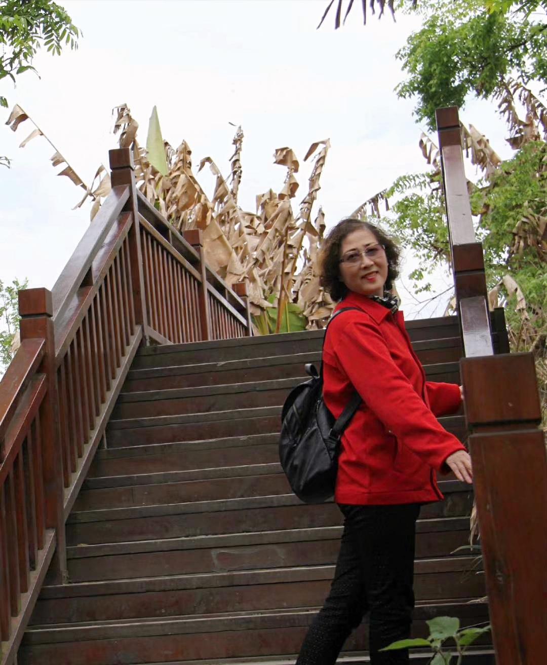 人气养人，多出去走走时常看见一些退休老人，退休后成天宅在家里，大门不出，二门