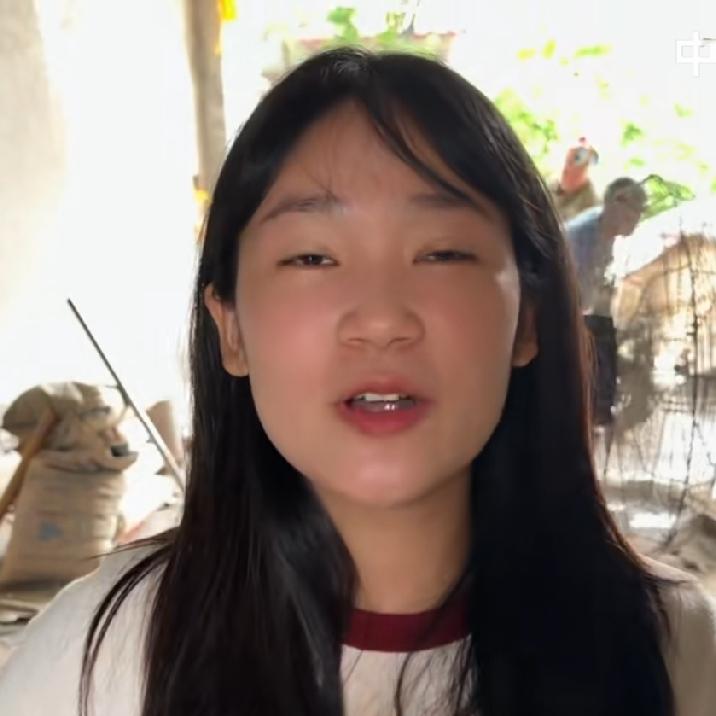 小松和秋秋在越南省城安沛建民宿，现在三层楼已经封顶，开始粉墙。小松的爸爸老松本