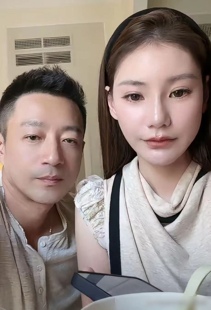 42万人围观的直播间，马筱梅一个下意识的举动，彻底扯开了二婚家庭的生存真相。亲儿子哭闹，她亲力亲为喂