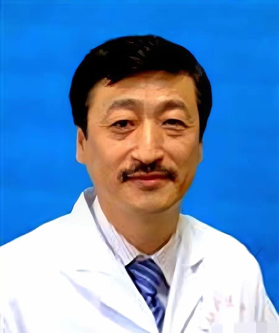 家里搜出3.2个亿现金，都堆到发霉了。你猜这人是干嘛的？不是毒枭，不是黑老大。