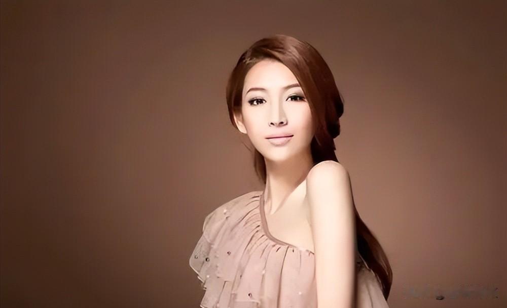 温雅不播新闻了，三年生仨孩子，她到底图啥？温雅不是突然消失的。她以前在浙江卫视