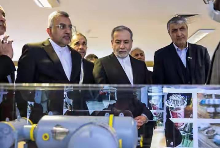 伊朗撑不住了！外长亲口承认：核设施被炸毁，浓缩铀全面停工！伊朗外交部长阿拉格