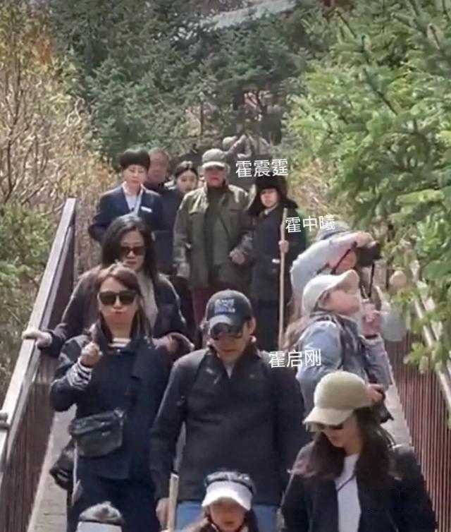 44岁郭晶晶霍启刚游悬空寺，11岁霍中曦搀79岁霍震霆俩女儿共用拐杖，网友：豪门孩子咋这么懂事