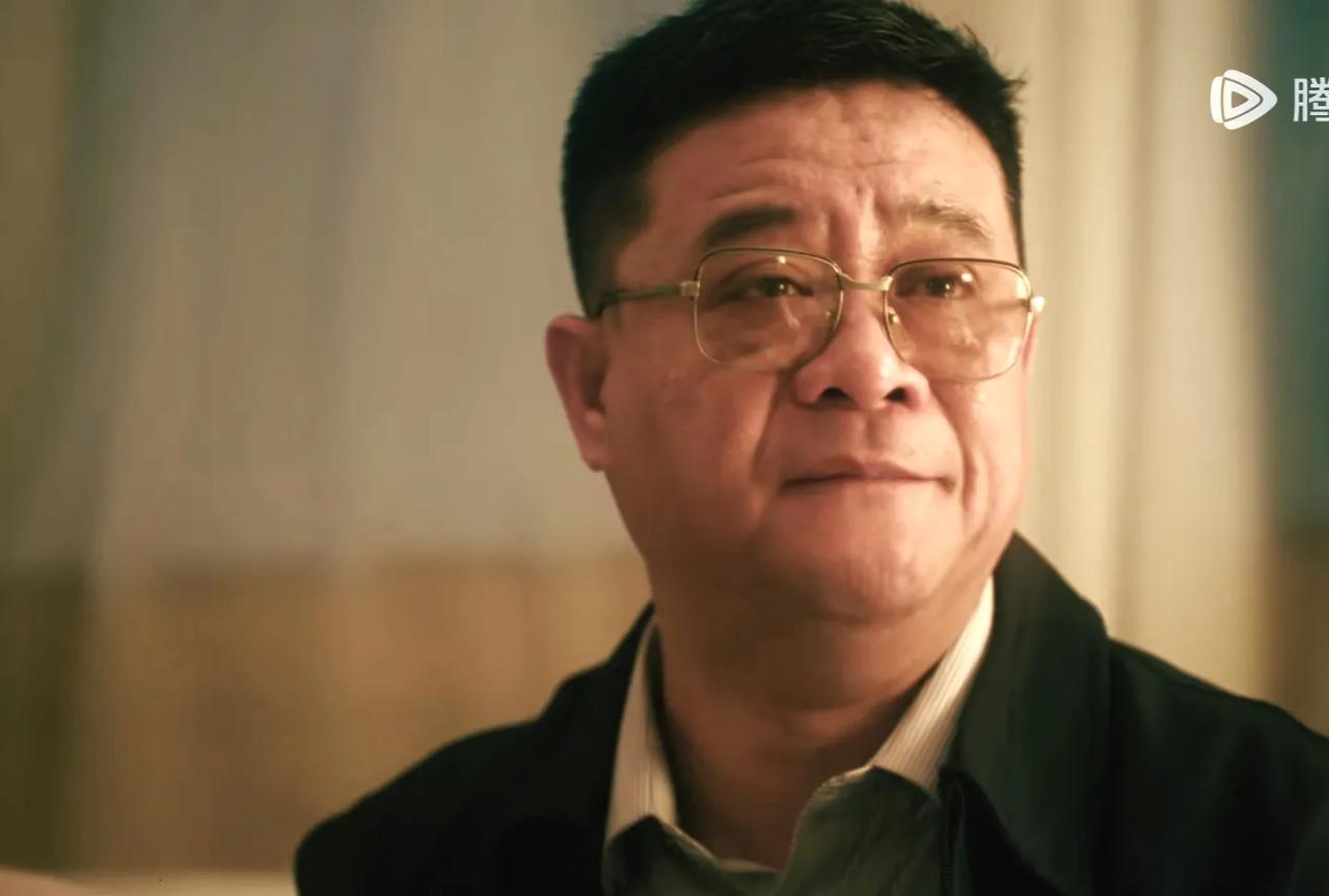 《扫毒风暴》:正因为这个人，卢少骅才被调入了警察局…由于厂里只有一个进入警察局