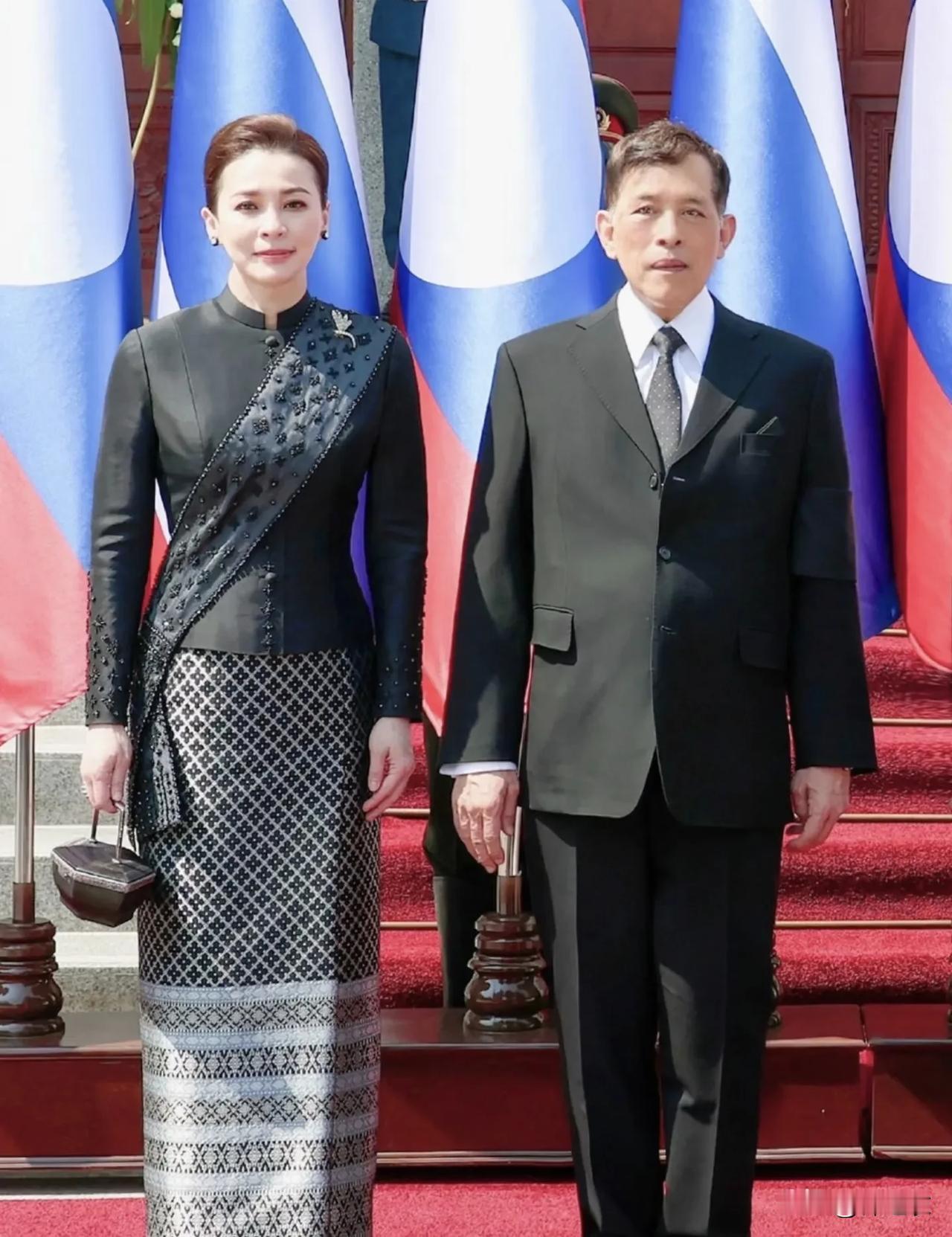 苏提达刚上位的时候也是很受气媳妇一样的愁眉苦脸完全笑不开，后面她突然有次露面就