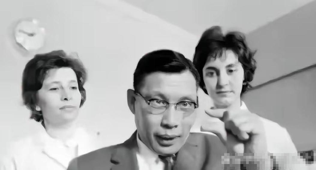 1950年春天，北京大学的一位教授留下一张“请假勿发薪”的字条，装作还要回来。第