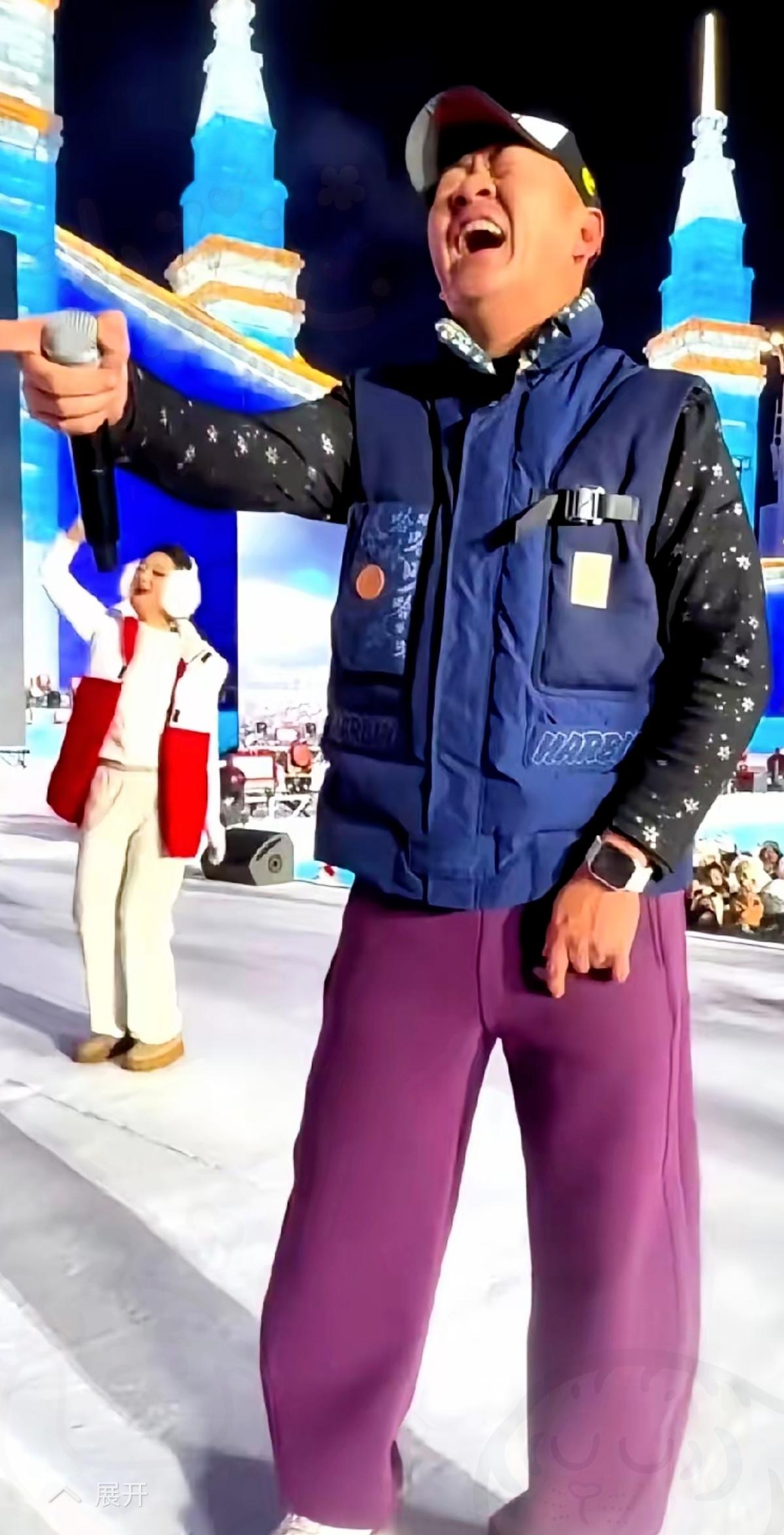 哈尔滨这波反转真够颠覆认知的！被调侃“公鸭嗓”的左右哥，凭一己之力让科班主持的“