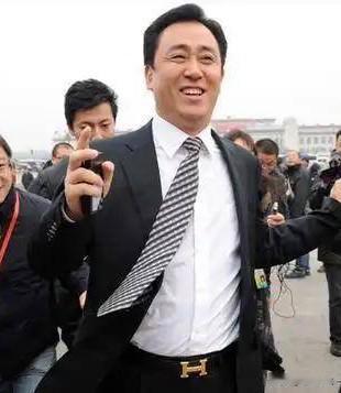 这个人相信大家都认识吧，曾经恒大两个字众人皆知！而掌管恒大的许家印更是一时名声大