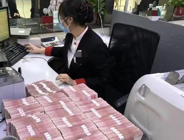 黑龙江一男子打算将三千万元存银行，银行承诺定期3年的利息为4%，相当于每年能拿1