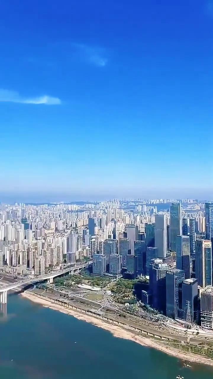 7月重庆高温预警，火炉模式即将开启。据重庆市气候中心预测，今年七月重庆整体气温