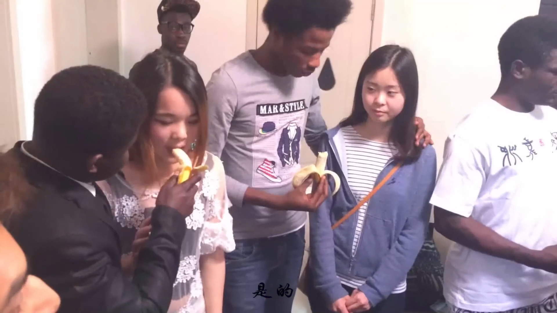 “要是你闺女今晚回宿舍说被外教堵在楼梯间摸大腿，学校却只让你‘体谅文化差异’，你干不干？”去年上海某