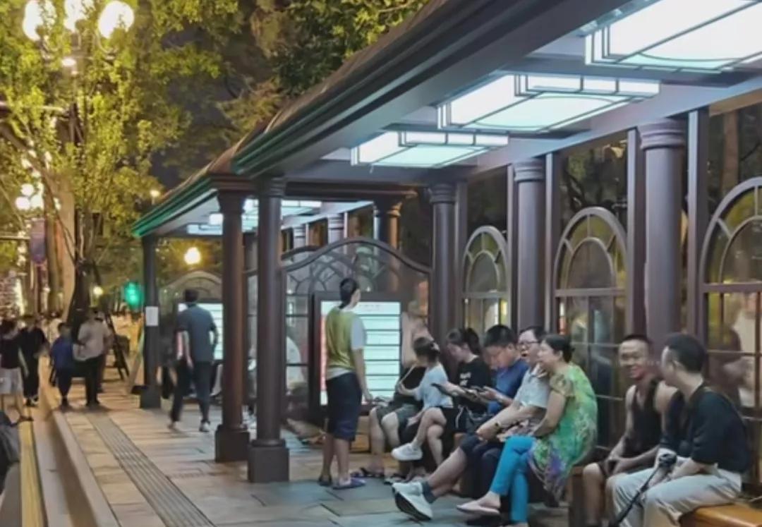 果然，不出网友所料，董宇辉拍照打卡过的长春新民大街，现在热闹非凡，那条长椅更是坐