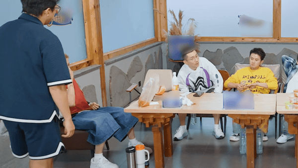 邓超鹿晗憋不住笑哈哈哈哈哈网上的说法确实很贴切，干坏事不适合和朋友搭档，两人默