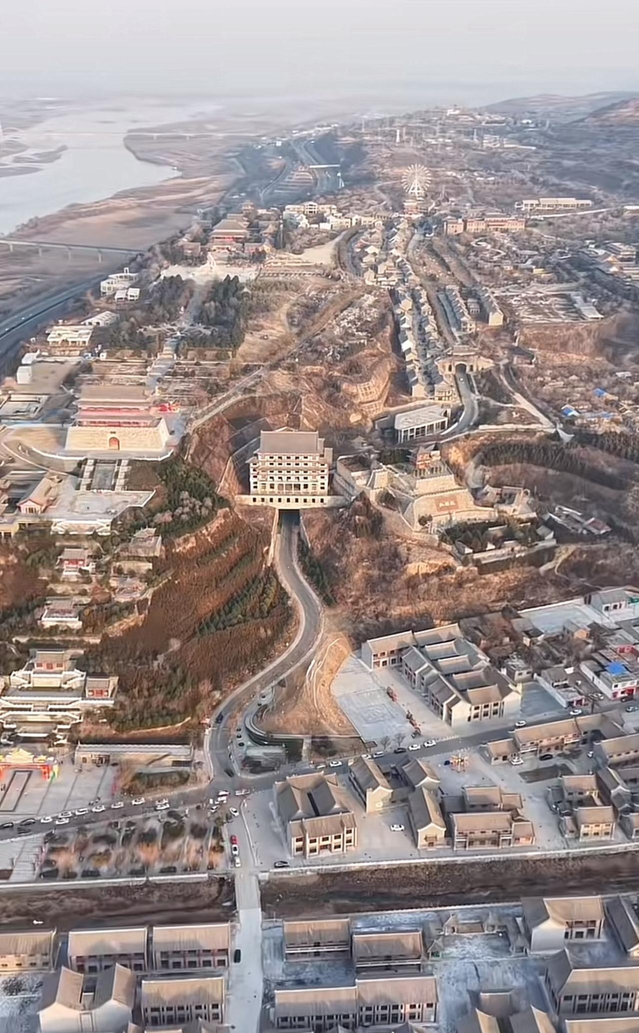 这里就是有着近2000多年历史的潼关，它既是一座关又是一座城，位于晋陕豫三省交