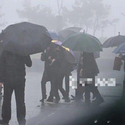 小S雨中送行悲痛发声这一天到处降雪❄️降雨🕯️​​​