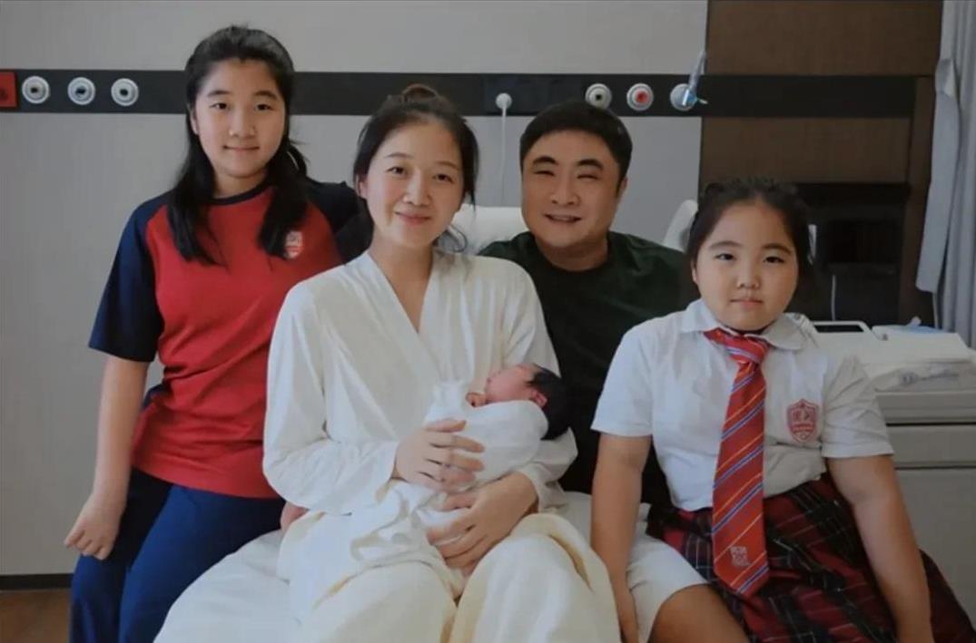 9月22日深夜，乔杉老婆莫丹欣喜晒照，她三胎出院了！恭喜乔杉夫妻俩儿女双全！[