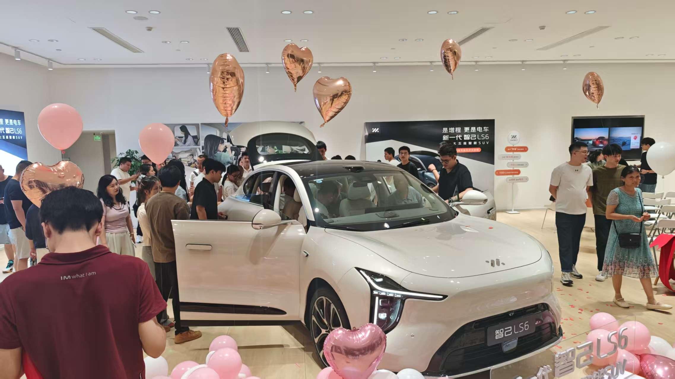 智己提前公布新一代LS6全部配置新一代智己LS6预售30分钟小订破万，发布会当
