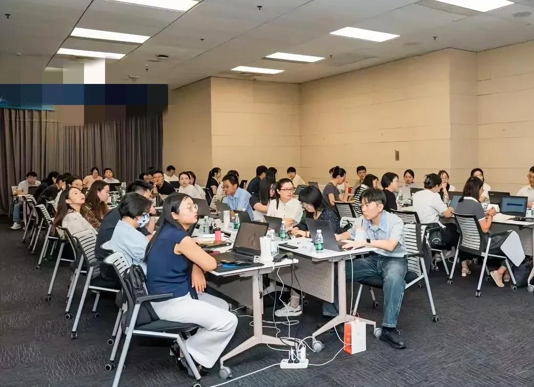 老板巡视车间，发现工人们把废料随意堆在一边，老板就问这些废料怎么不及时处理？这也