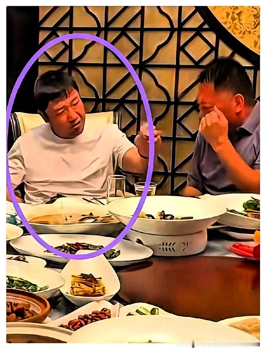 贾冰饭局被偷拍，给所有男人都提了个醒，无论你成就多高，人缘多好，都一定要对饭