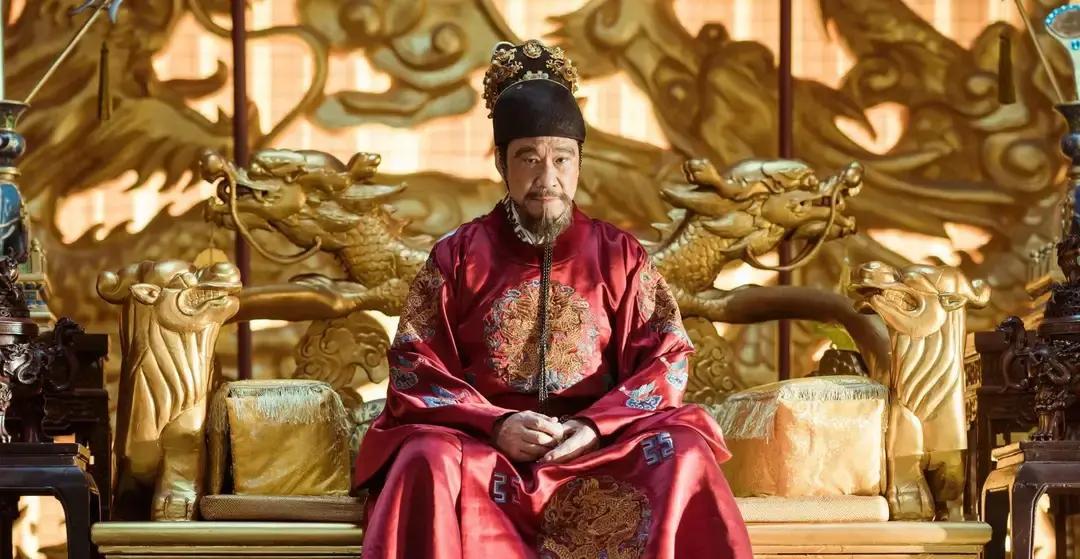 很多人将朱棣登基视为篡位，实际上朱元璋传朱允炆皇位是有问题的朱标死了，按规矩，大明的皇位该往下排谁?