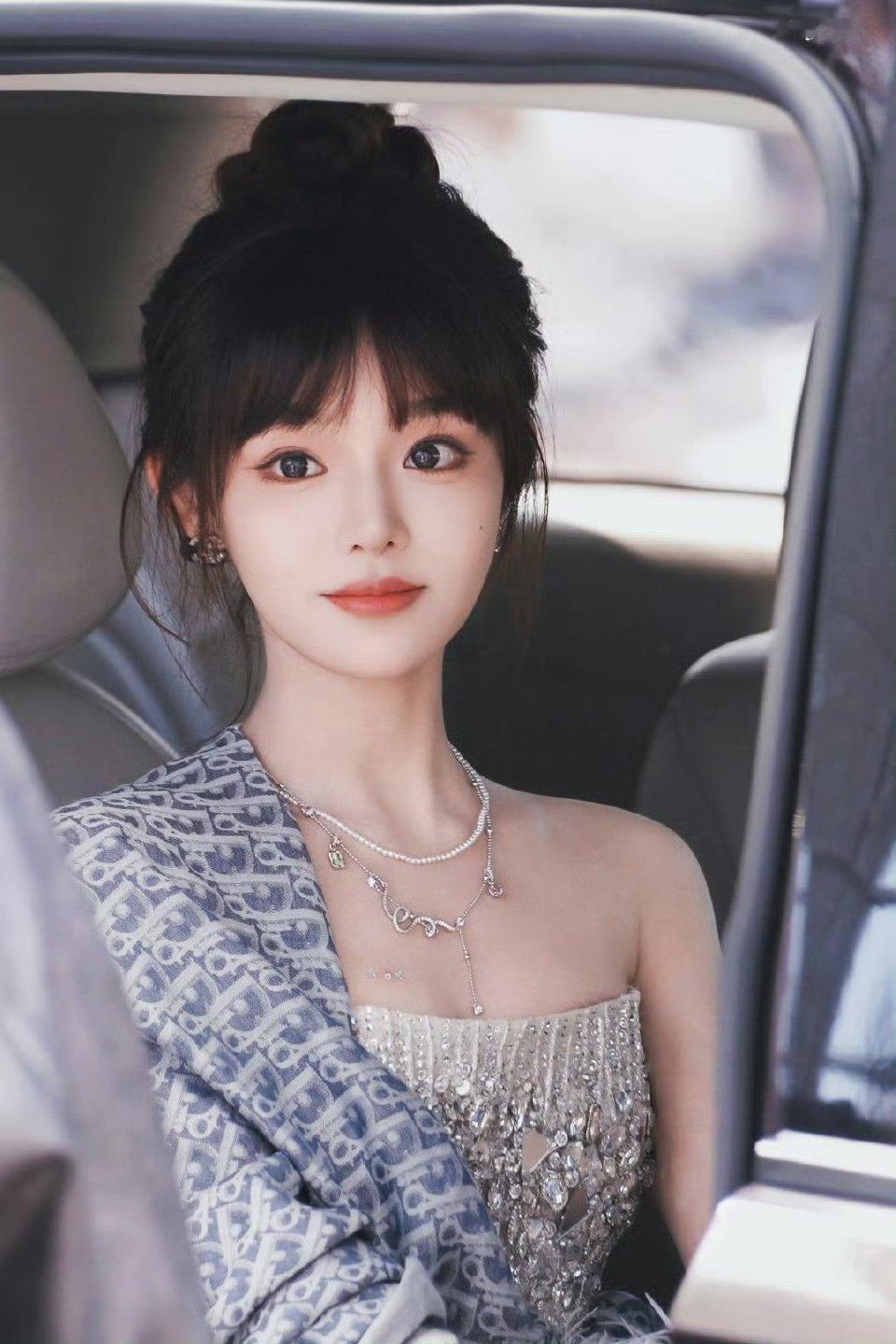 黄霄雲古风画里走出来的谪仙黄霄云今天是美神降临吧，完全是仙女宝宝，从古风画里走