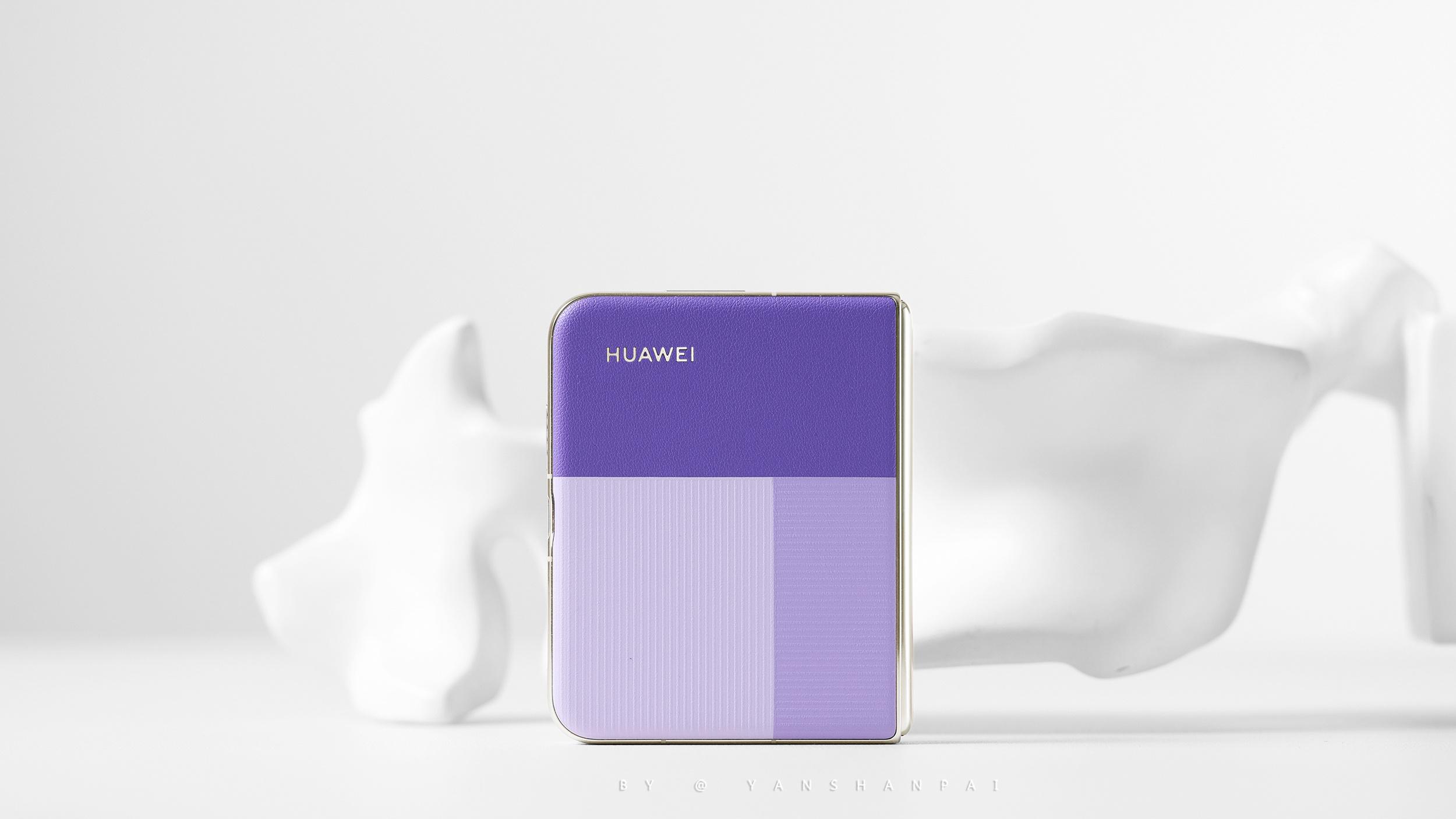 华为PuraX再添「型格紫」新配色，分享一组真机实拍图赏。背面依旧三色素皮拼接