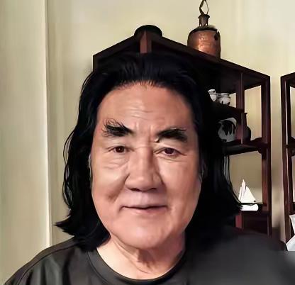 看惯了张纪中留胡子，他突然把胡子剪掉怎么看着这么别扭啊！确实留胡子还显年轻更有雄