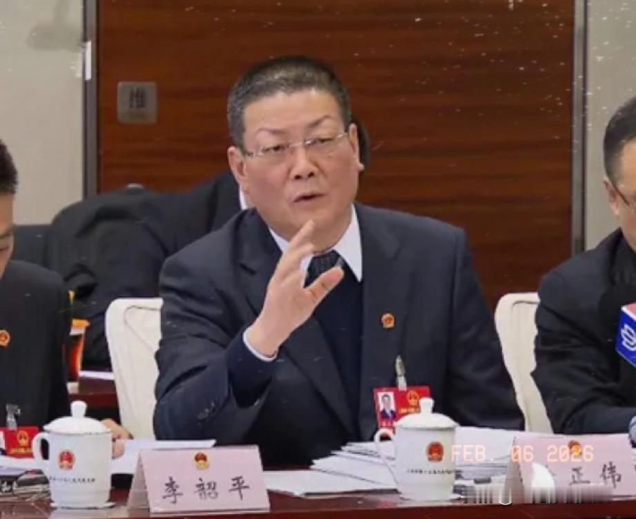 这样的人大代表，了不起！上海人大代表诸正伟提出，某些地方的黄实线画得过长，