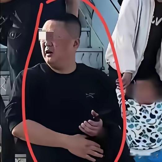 看看吧！东航事件欧xx的照片终于被扒出来了。可以说，网络的力量是不可以低估的