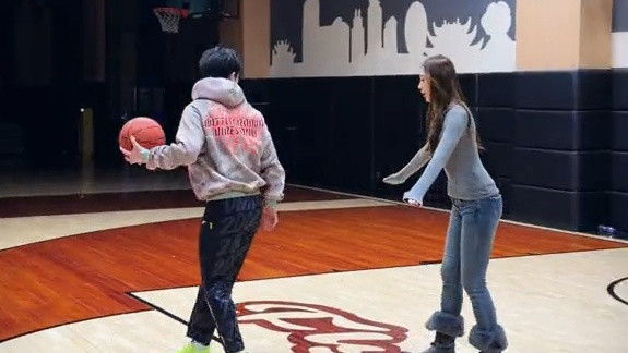 情侣篮球趣事：第一次约会她不会防守我一个？