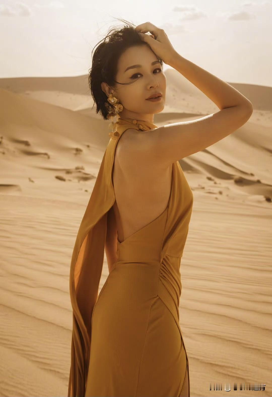 胡杏儿在敦煌的镜头总是美得像幅画——沙漠落日为她镀上金辉，一袭黄色裙子在广袤戈壁