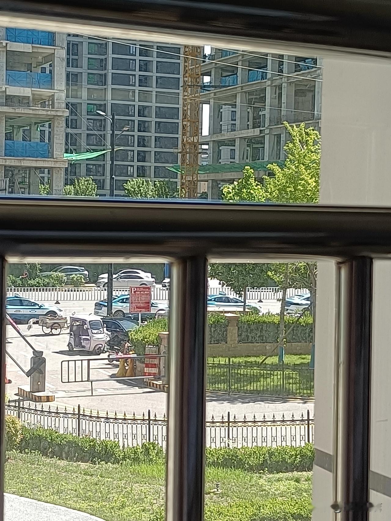 医院门口暴晒的出租车，半天不移动一下。这个职业越来越成为了鸡肋！真的是，时代