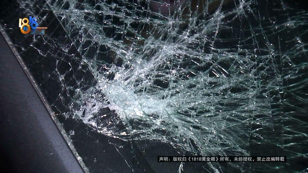 特斯拉被砸惨了！浙江嘉兴，一女子花20多万买了特斯拉，她把车停在小区地下车库，结