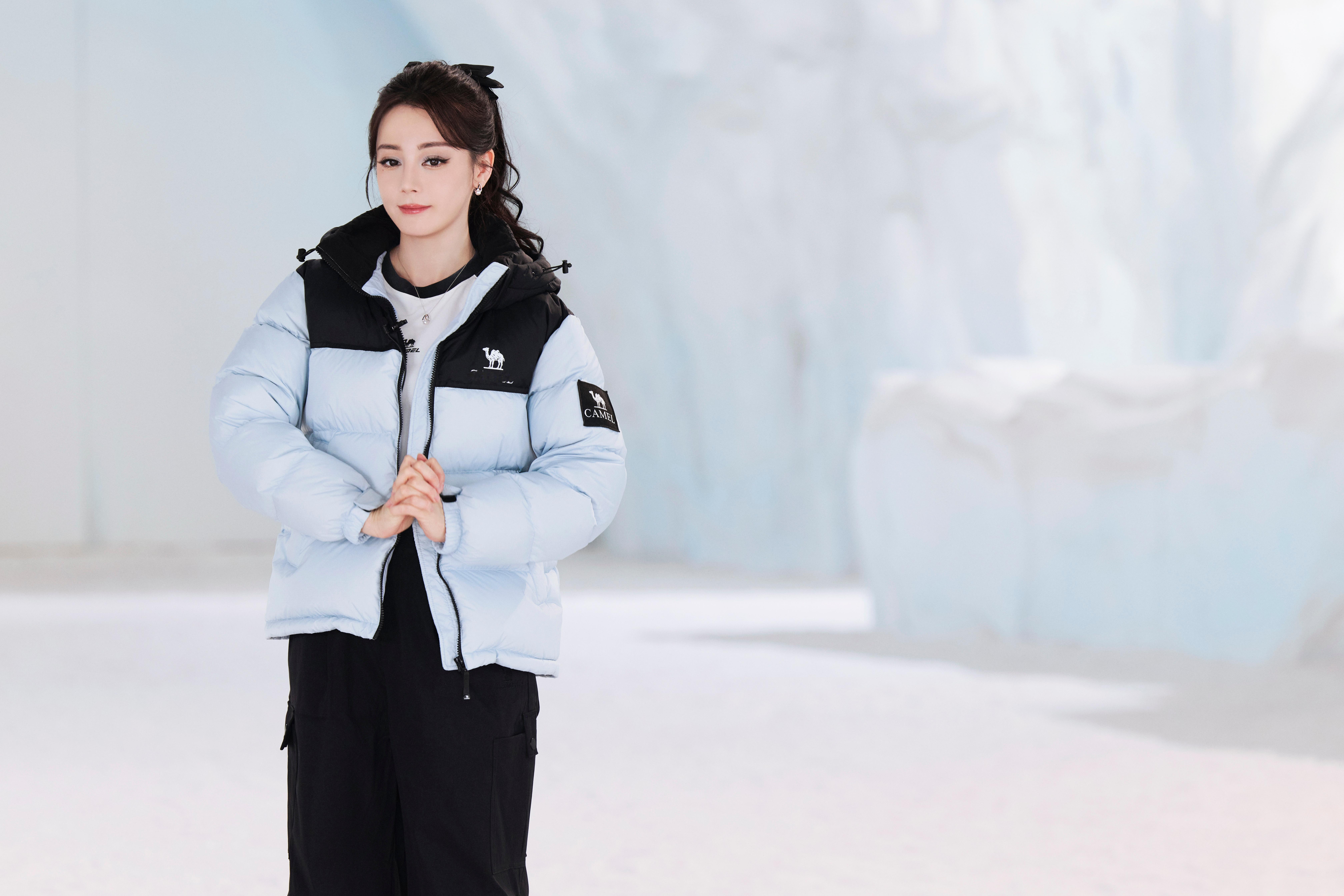 迪丽热巴🫶骆驼全球品牌代言人迪丽热巴现身品牌直播间，旷野之中，共同