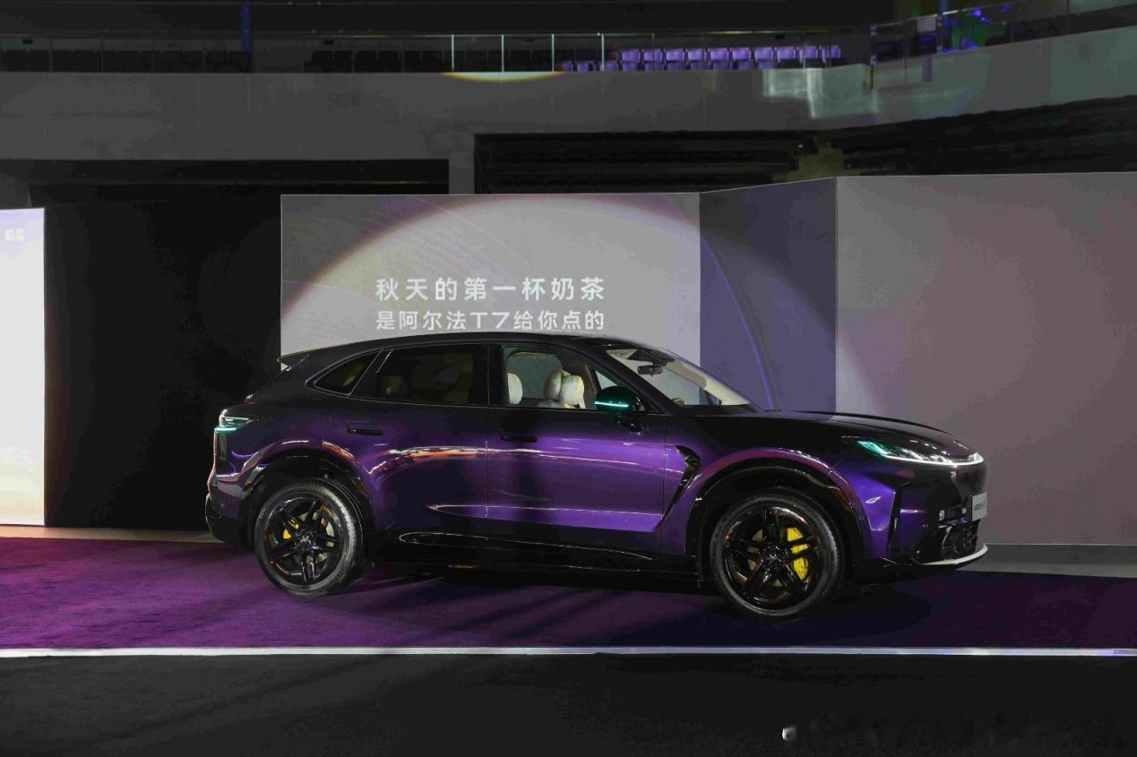 家里老车开了8年打算换掉，对比好几款车，专门来看极狐阿尔法T7。内饰给我印象很深，零醛零苯座舱，闻着
