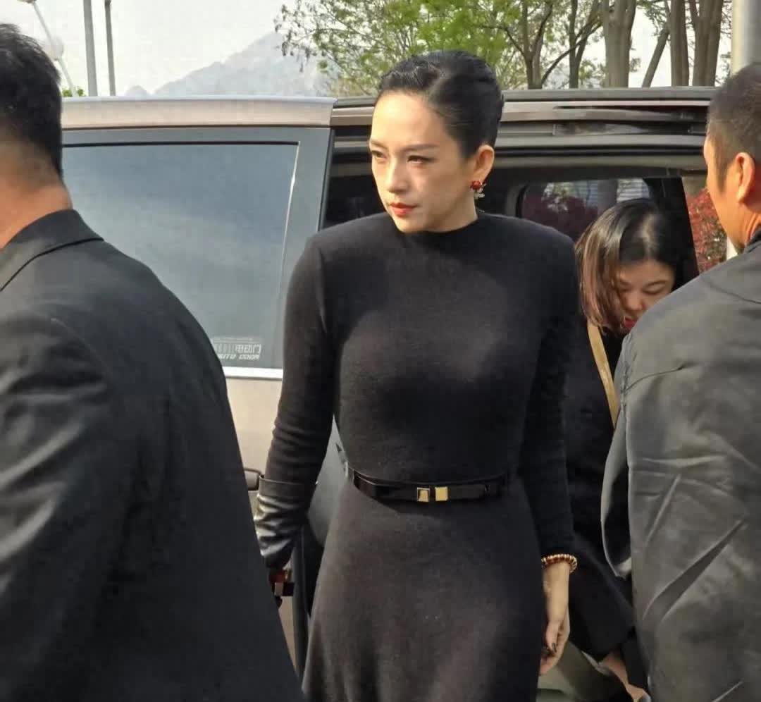 离婚后彻底放开活出自我！在异性面前她奔放得像个在逃公主被团宠章子怡离婚后更