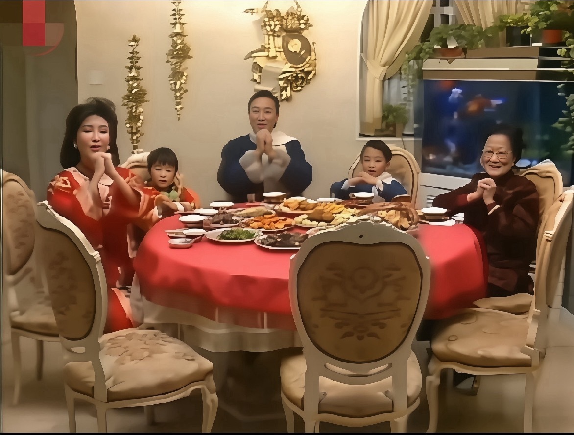 1986年谢贤一家五口的年夜饭展现了当年香港明星家庭极具仪式感的新春家宴场景。