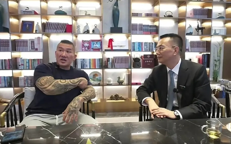 网红“馆长”终于见到“大人物”了！“馆长”坦言，超级紧张。他叫做张宗真，具体