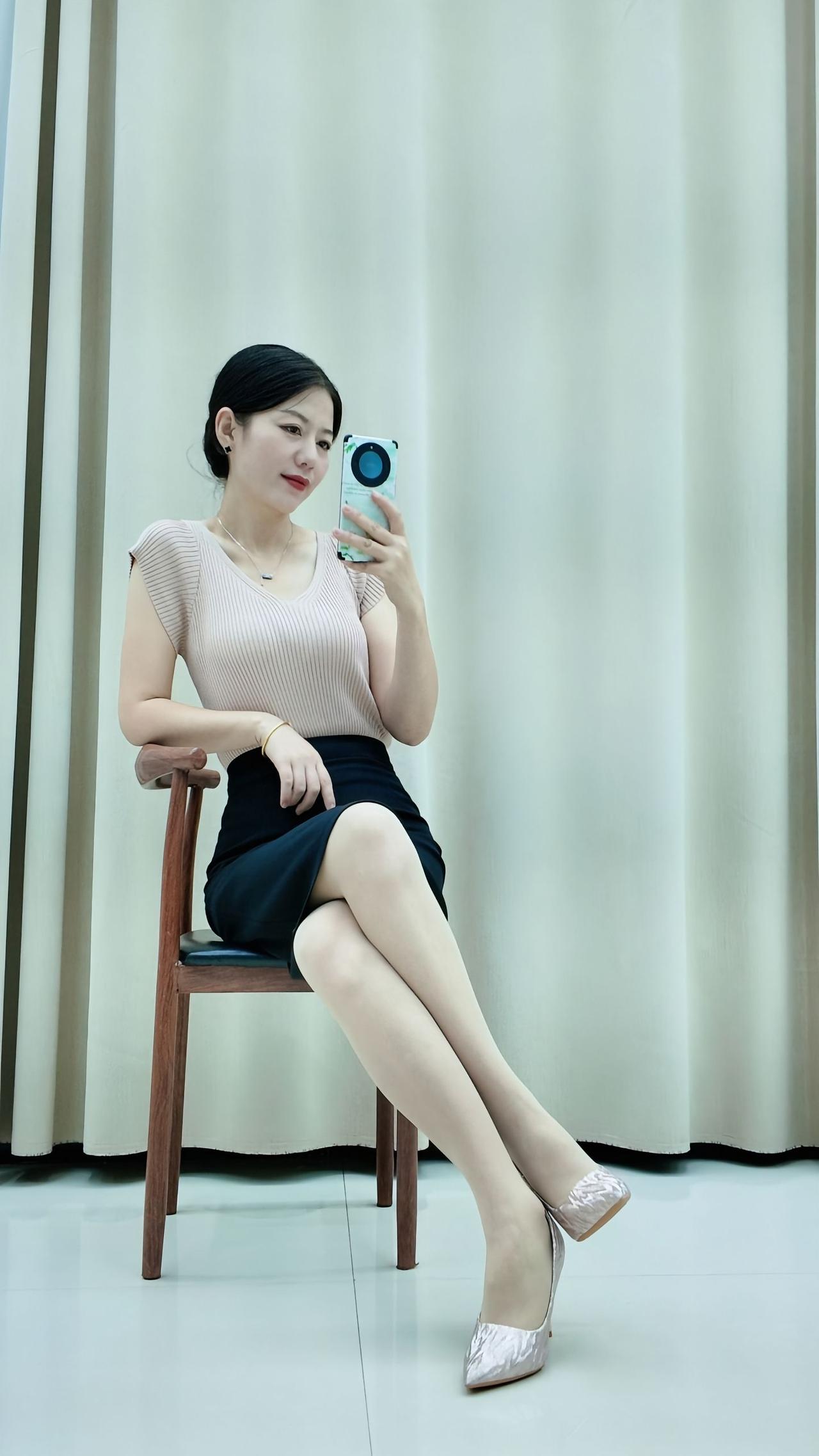 优雅气质穿搭，黑白配时尚百搭，高跟鞋提升气场！