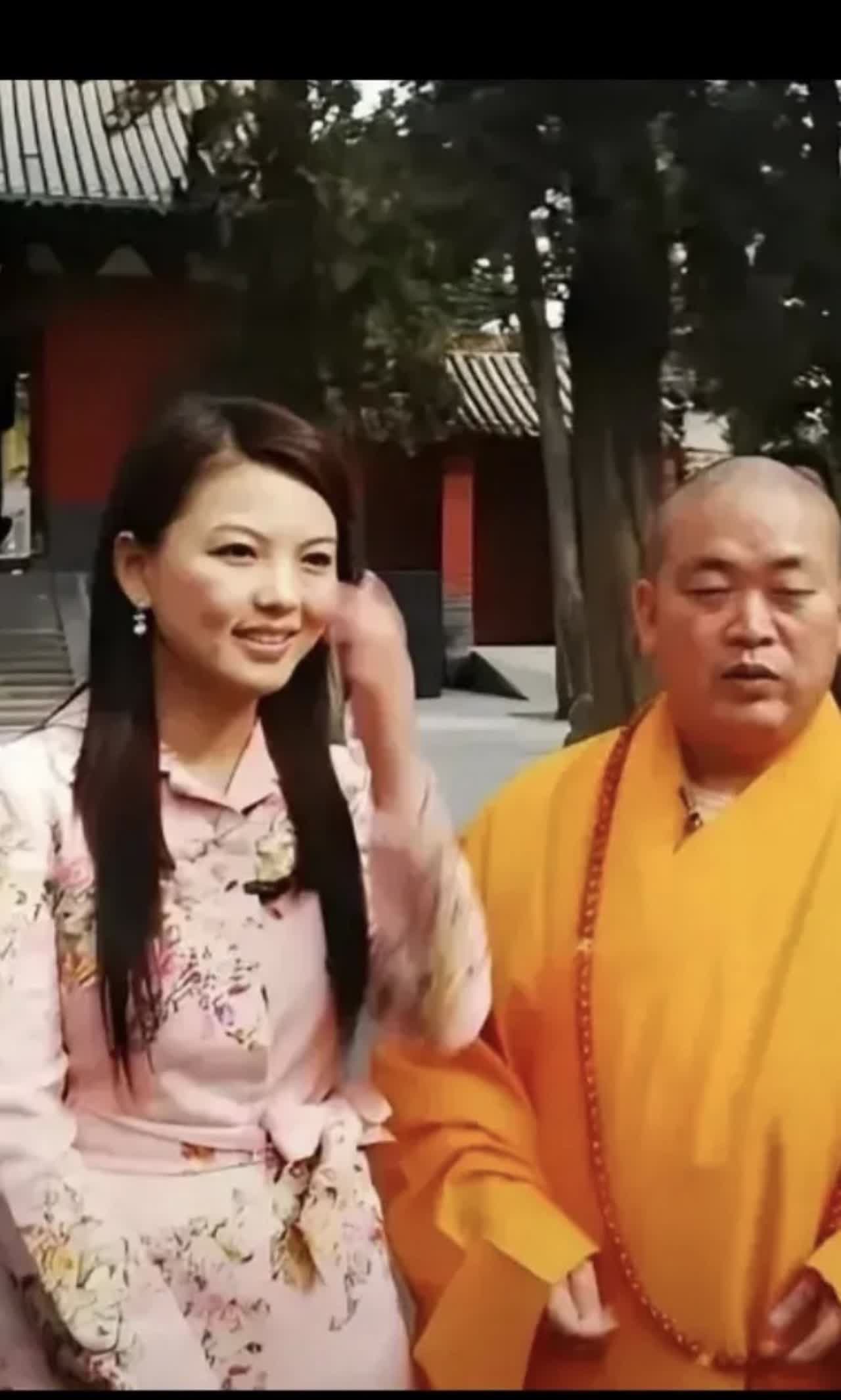 图片中是李湘：湖南卫视“一姐”不知道是不是也是去“开光”了？