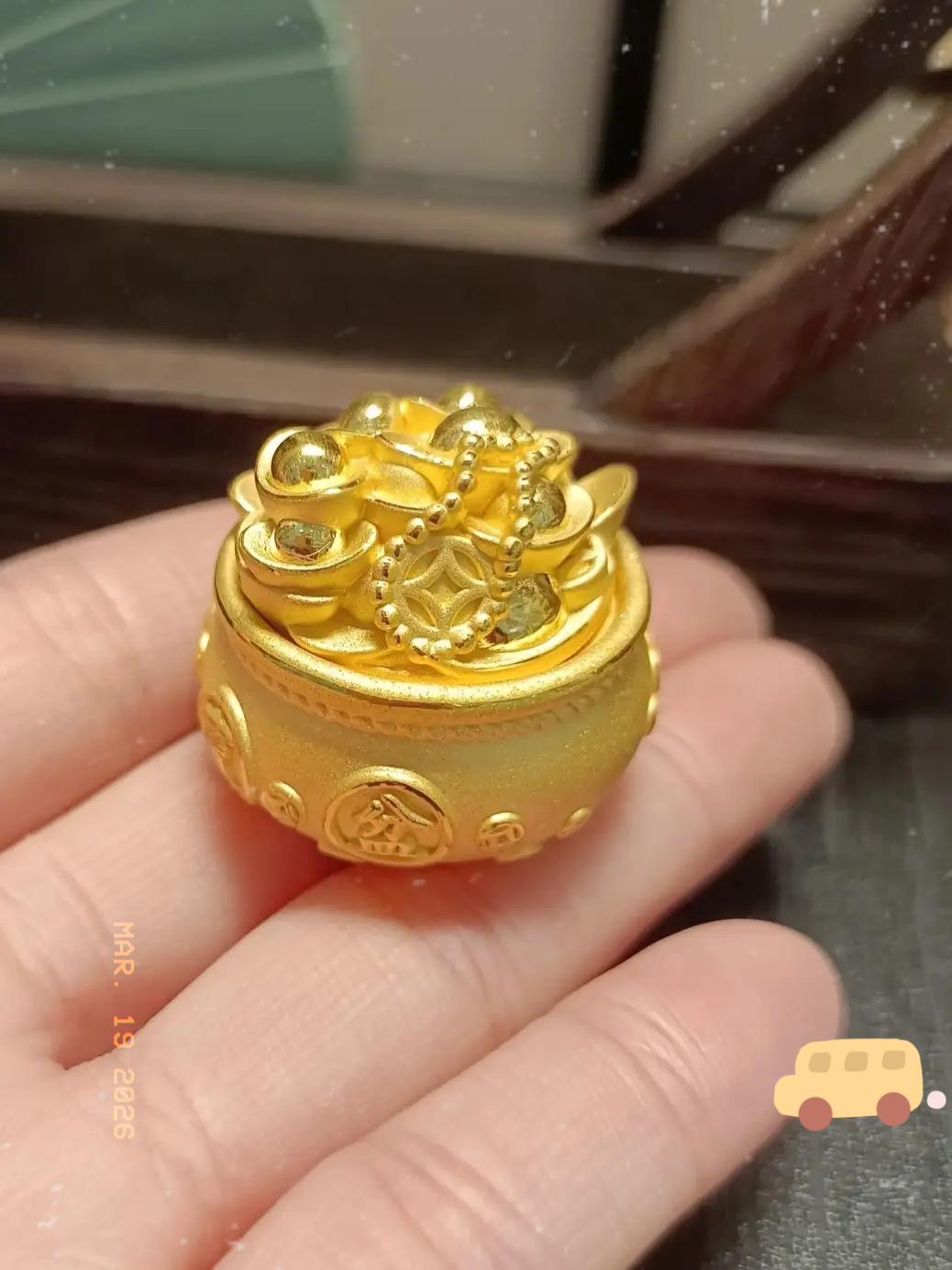 手里攥着黄金的朋友，今晚怕是彻底熬大夜了！可不是单因金价砸到1086，更扎心