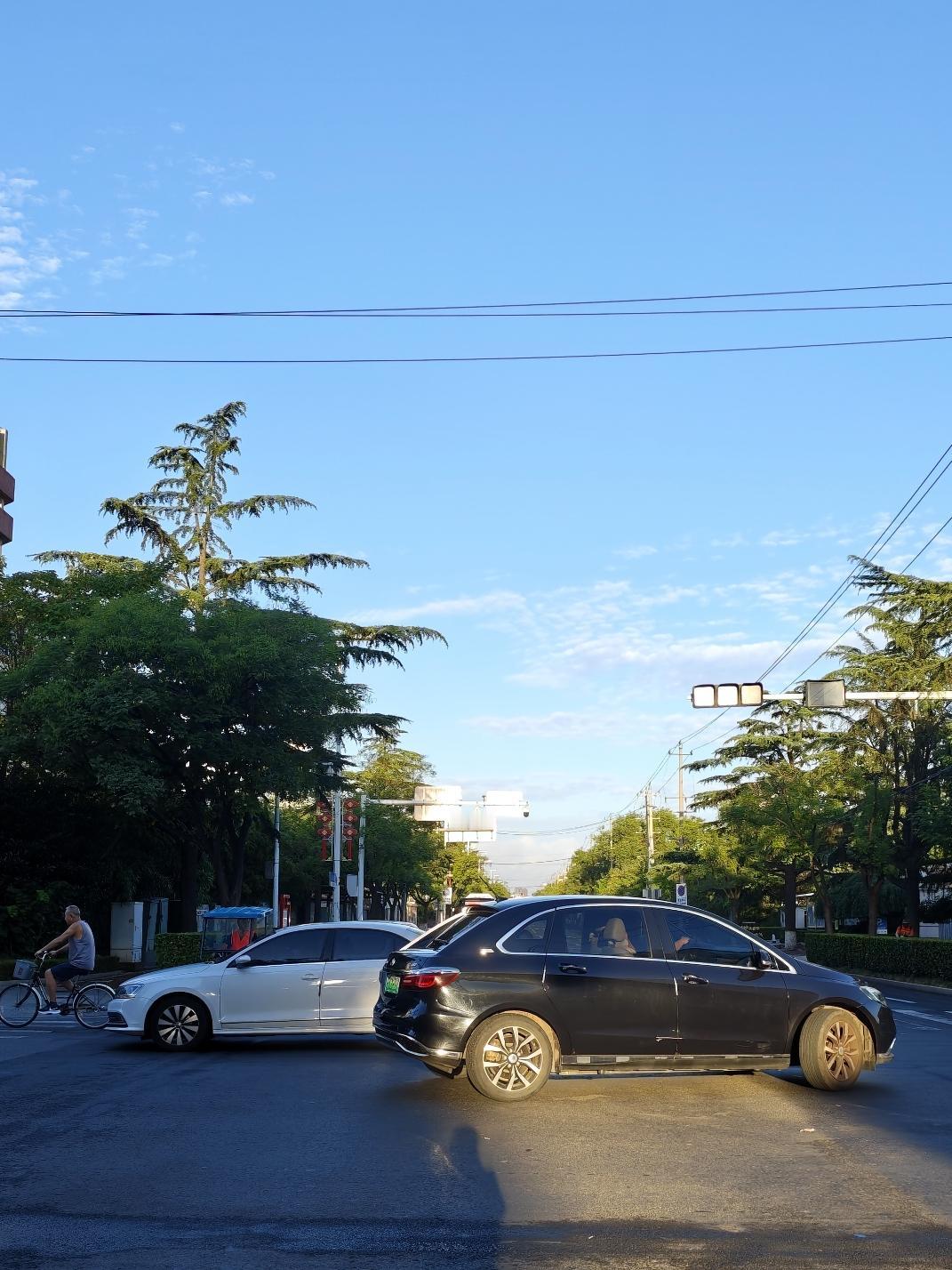 看了一下天气预报，青岛“JM”的最高气温一直都是在30℃以上，一直到9月7日最高